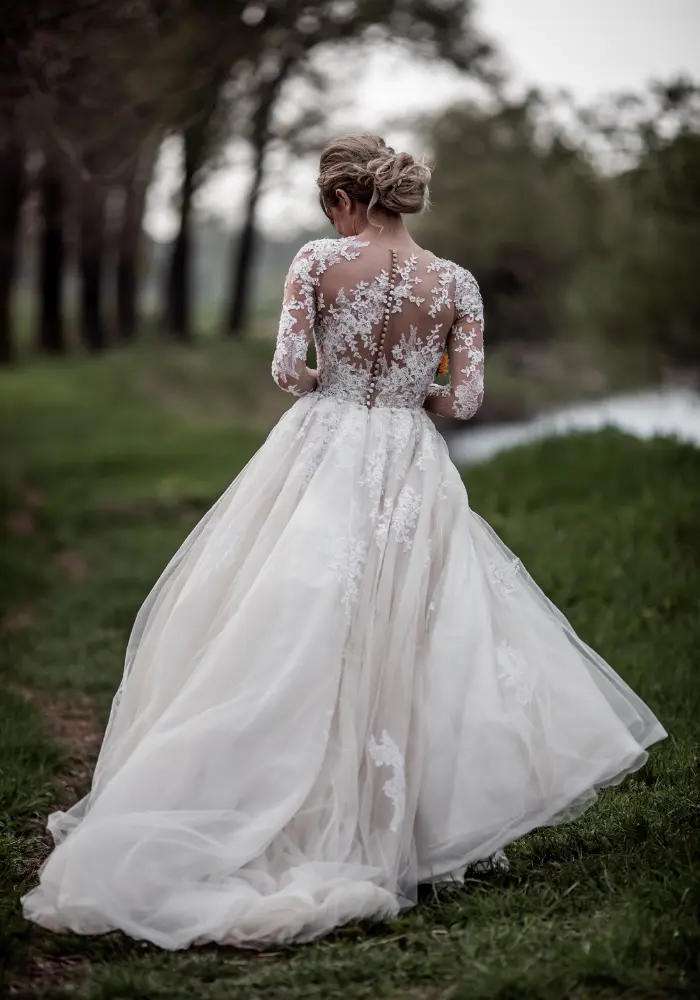 Braut im Tüll-Ballkleid im Wald
