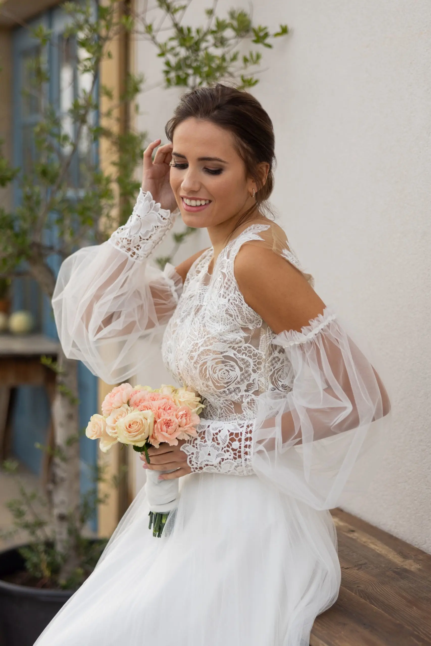 Braut im Kleid mit Ballonärmeln und Brautstrauß