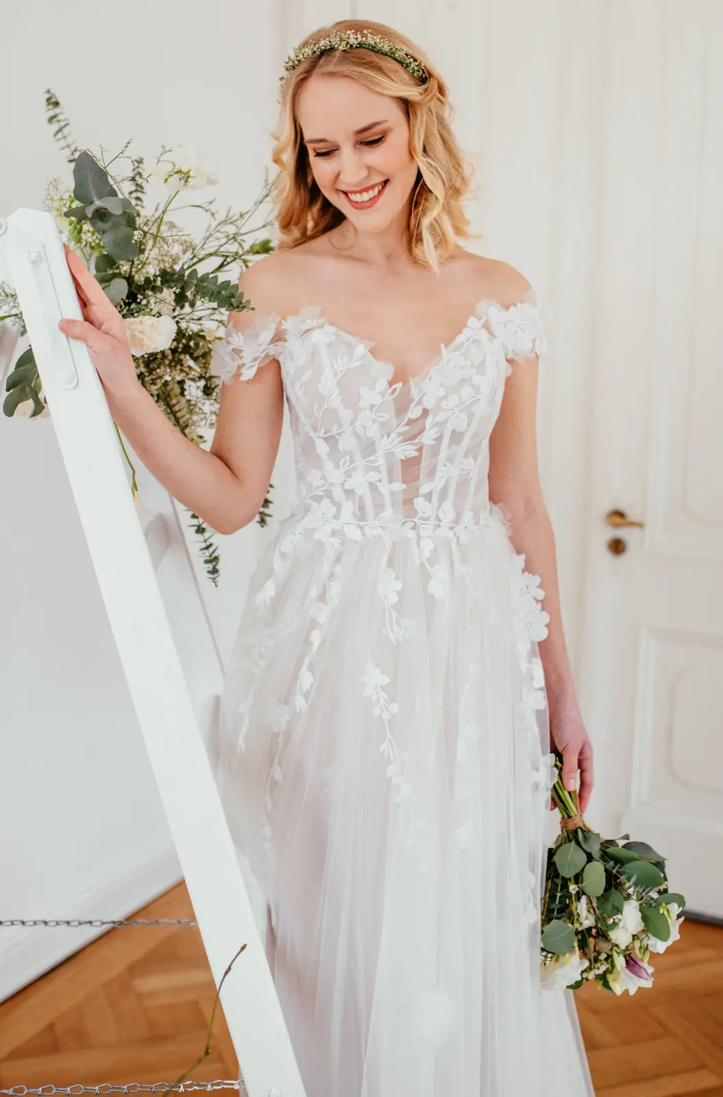 Brautkleid Modell Alice aus Spitze mit Off-Shoulder-Ausschnitt