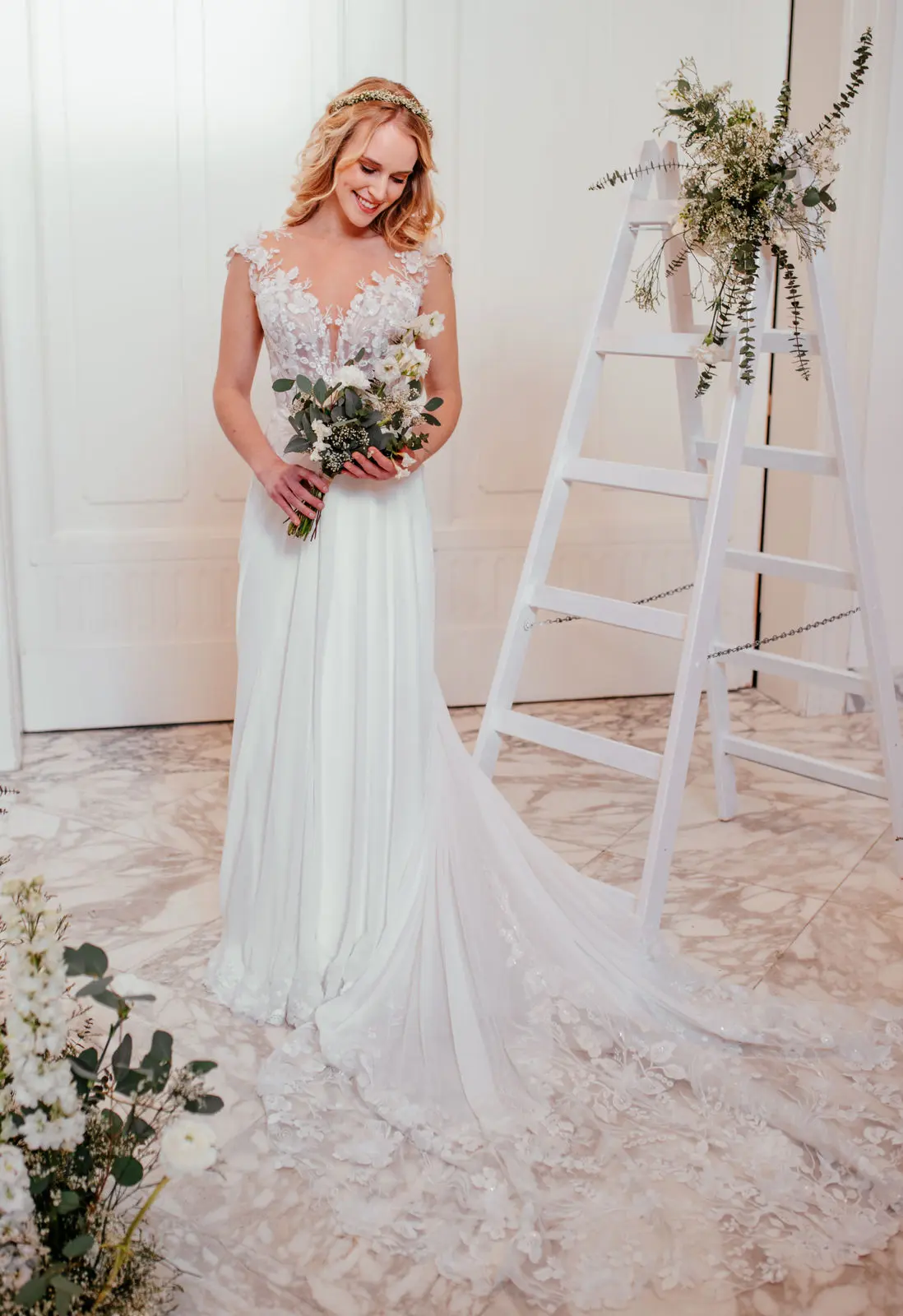 Brautkleid Modell Gina aus Spitze mit schmalen Trägern