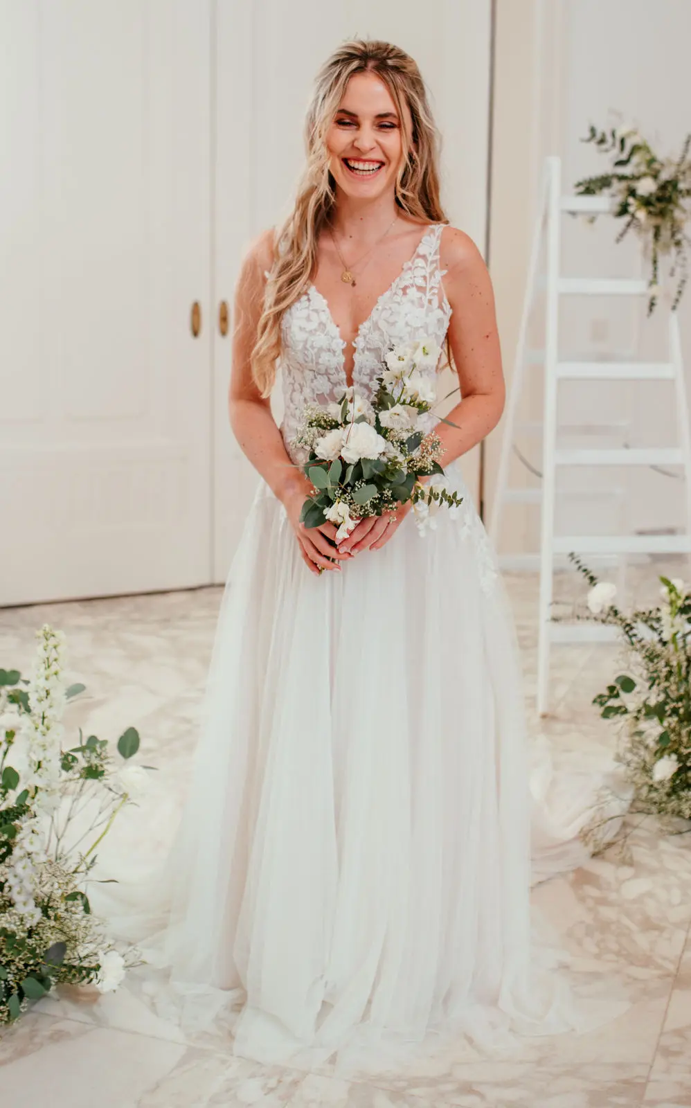 Brautkleid Modell Hope aus Spitze mit V-Ausschnitt
