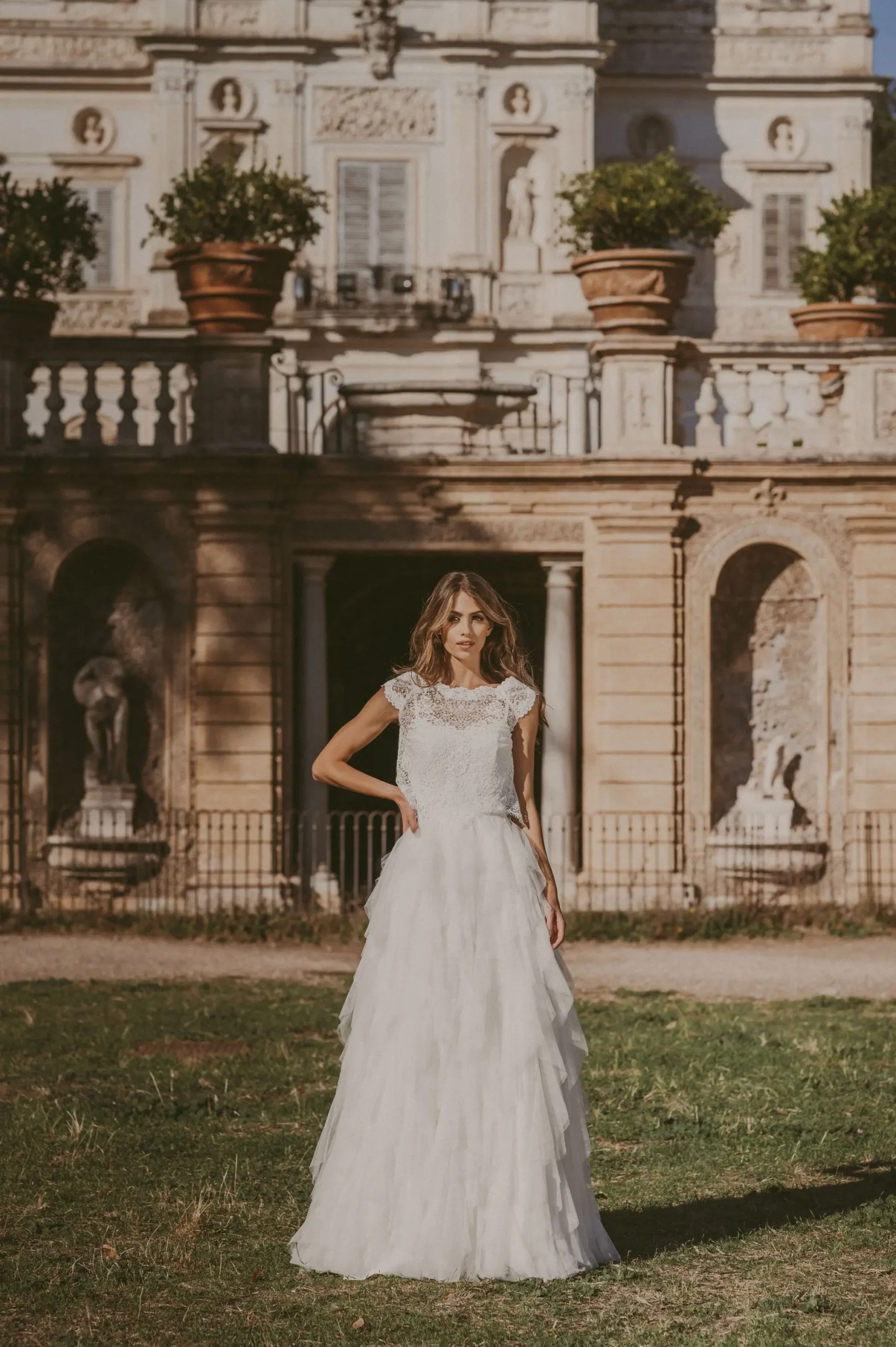 Brautkleid Novias in A-Linie vor einer historischen Villa