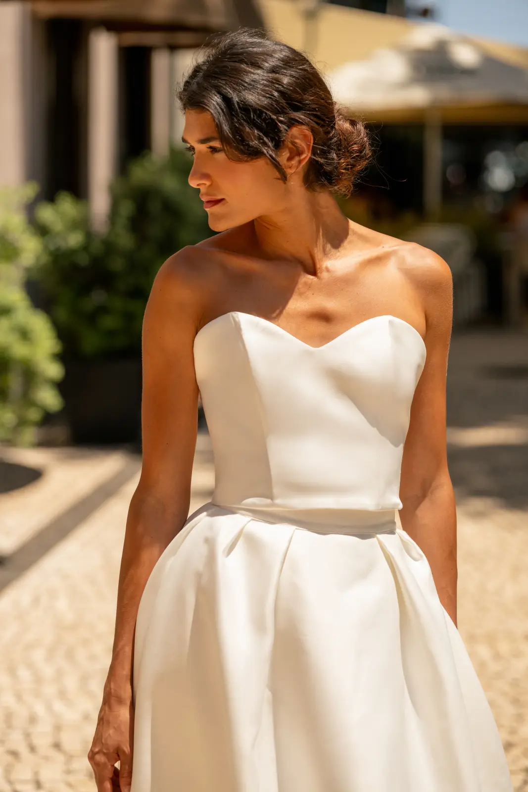 Brautkleid aus Satin mit Corsage in mediterraner Umgebung