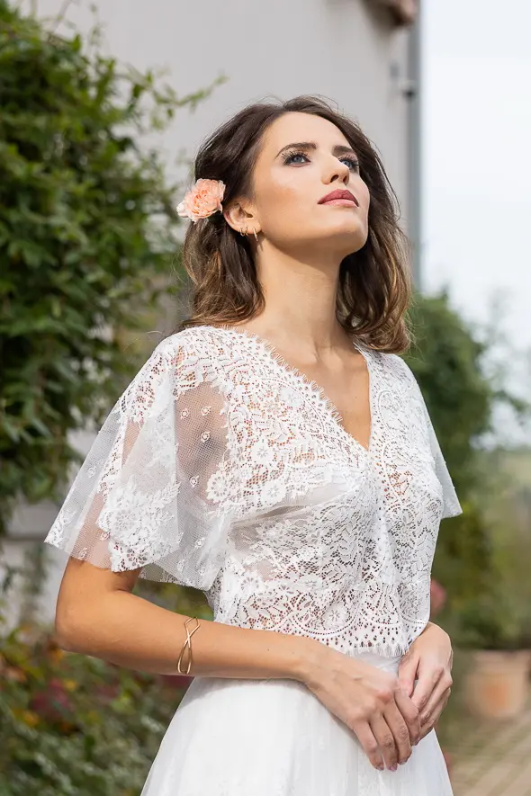 Brautkleid aus Spitze mit Flügelärmeln und V-Ausschnitt