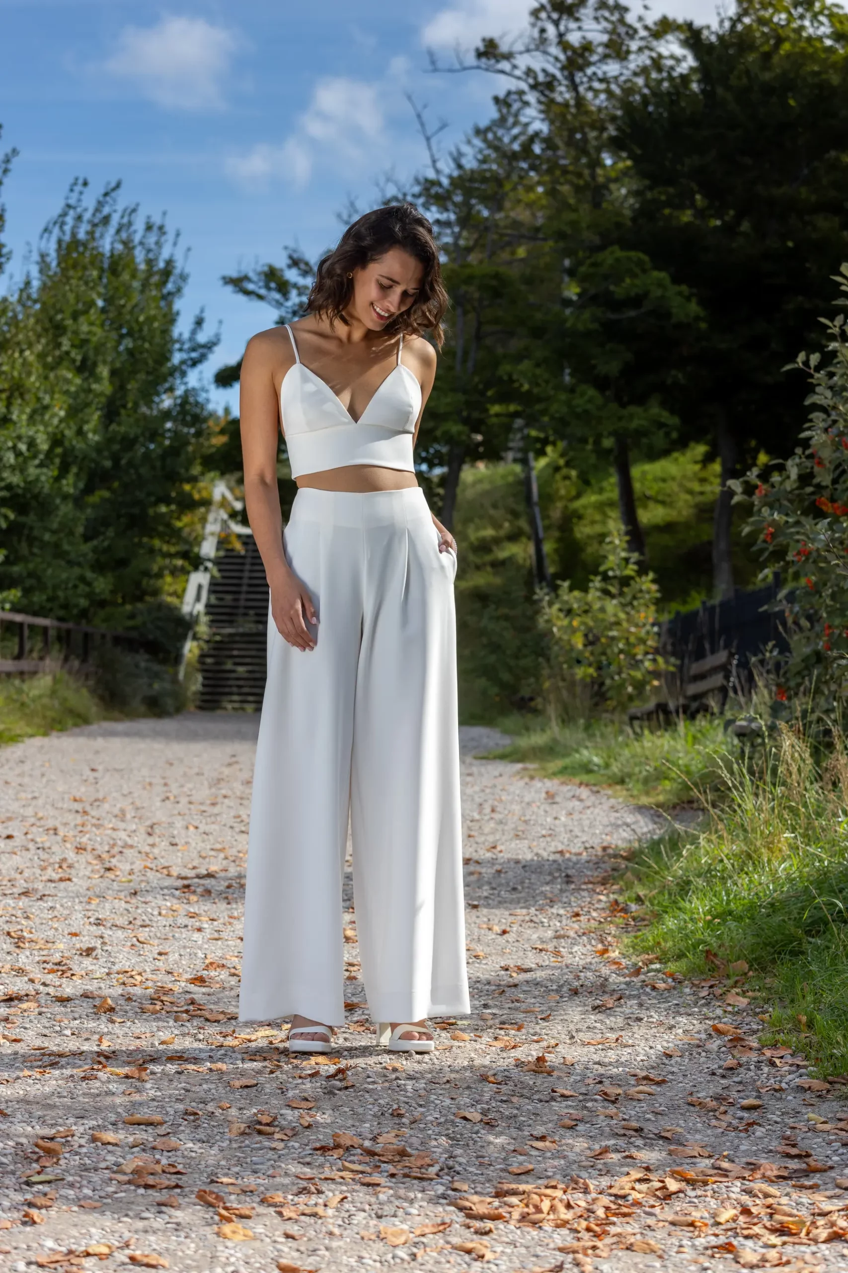 Brautmode als Zweiteiler mit Hose und Spitzentop