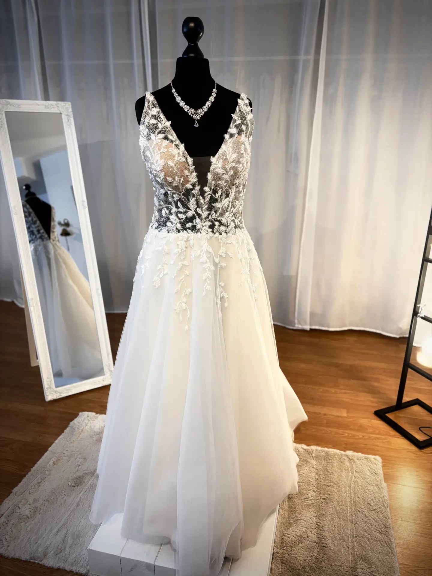 Secondhand-Brautkleid mit 3D-Blüten am Mieder und Tüllrock