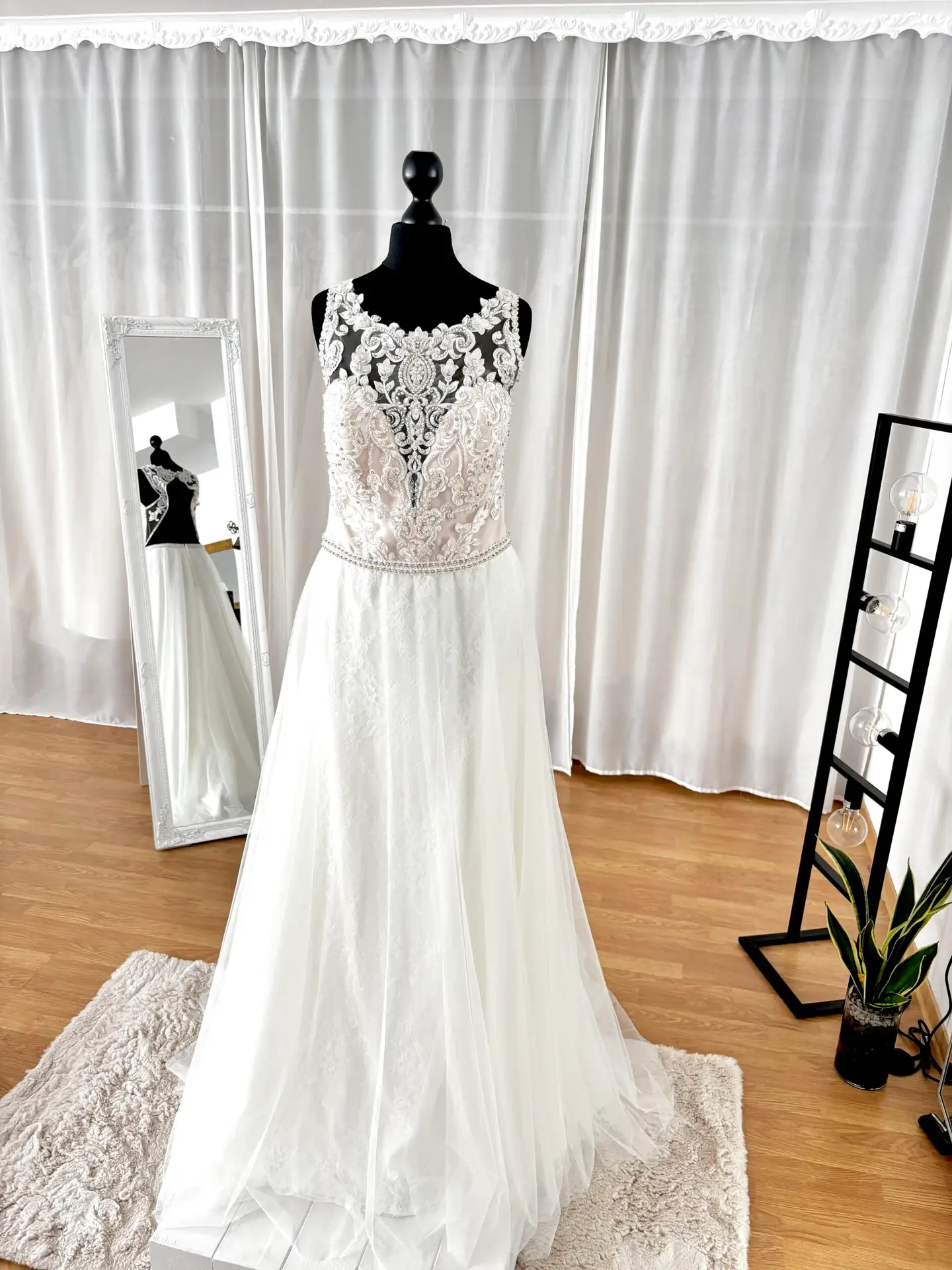 Secondhand-Brautkleid in A-Linie mit Spitzenmieder und weichem Tüllrock