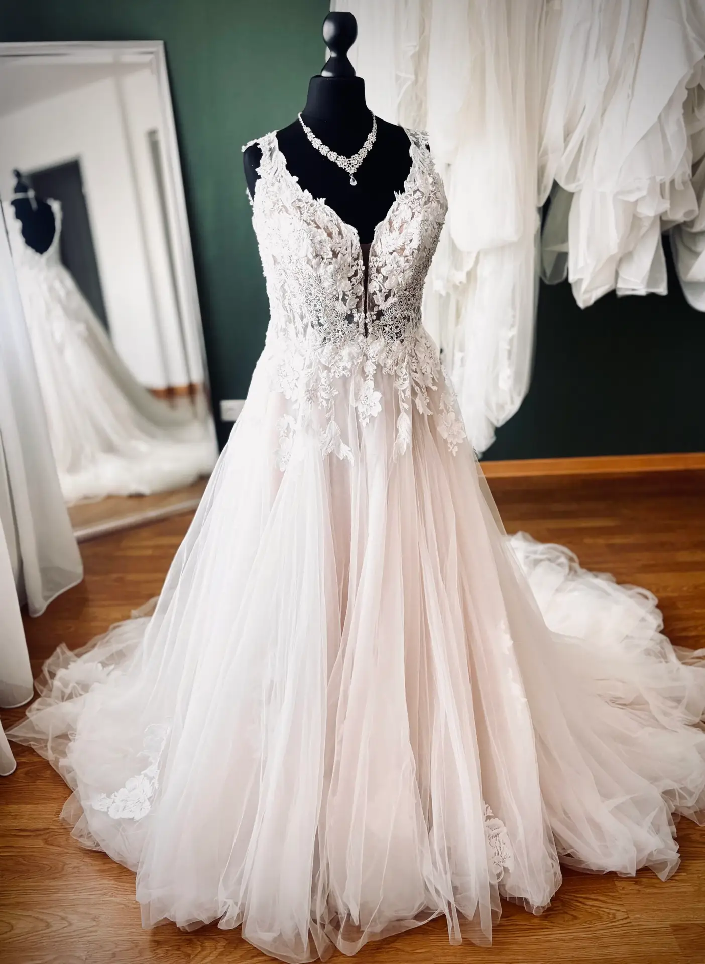 Secondhand-Brautkleid in Blush-Rosé mit Tüll und Spitzenapplikationen