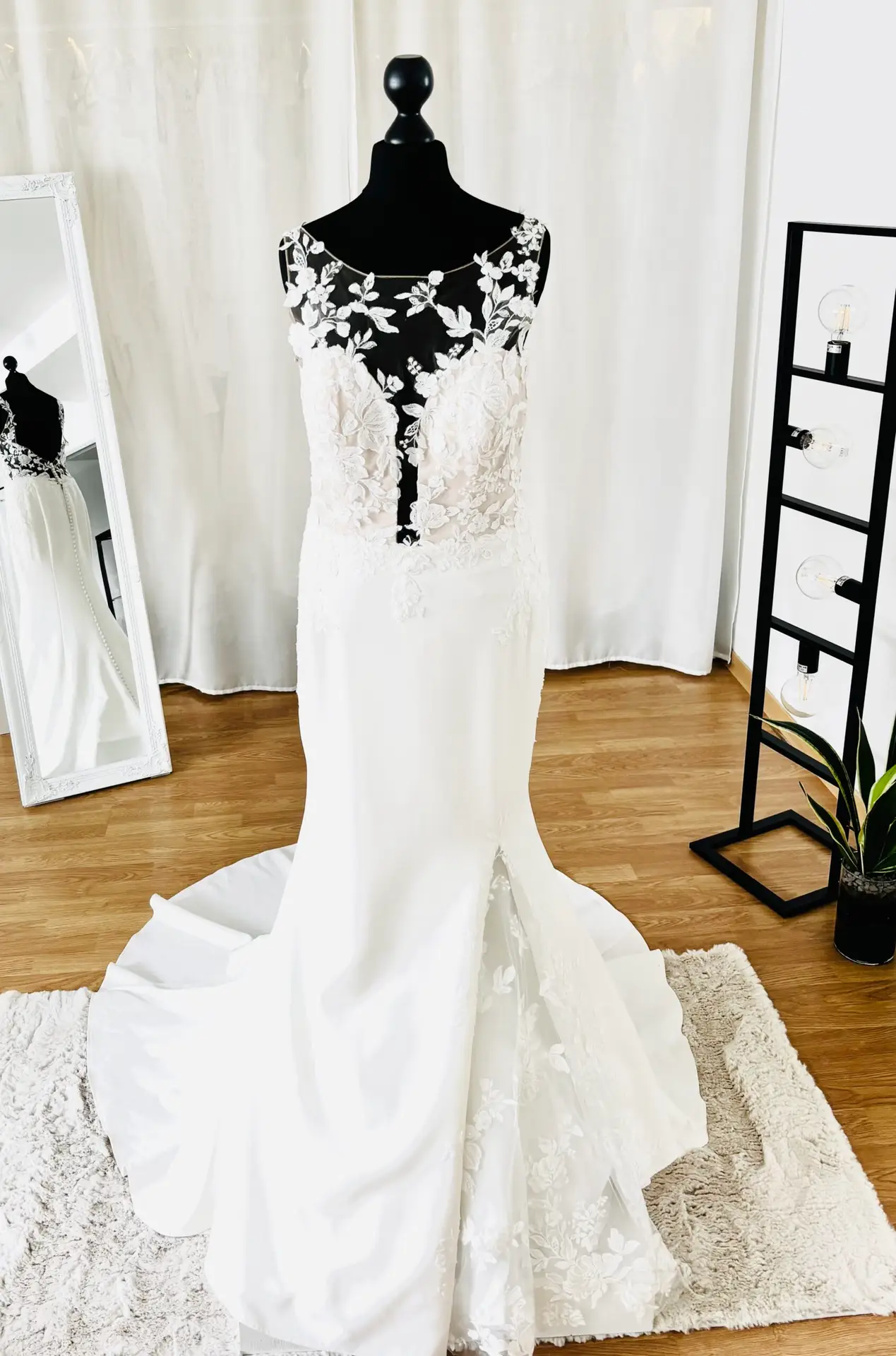 Secondhand-Brautkleid mit Illusionsrücken und floraler Spitze