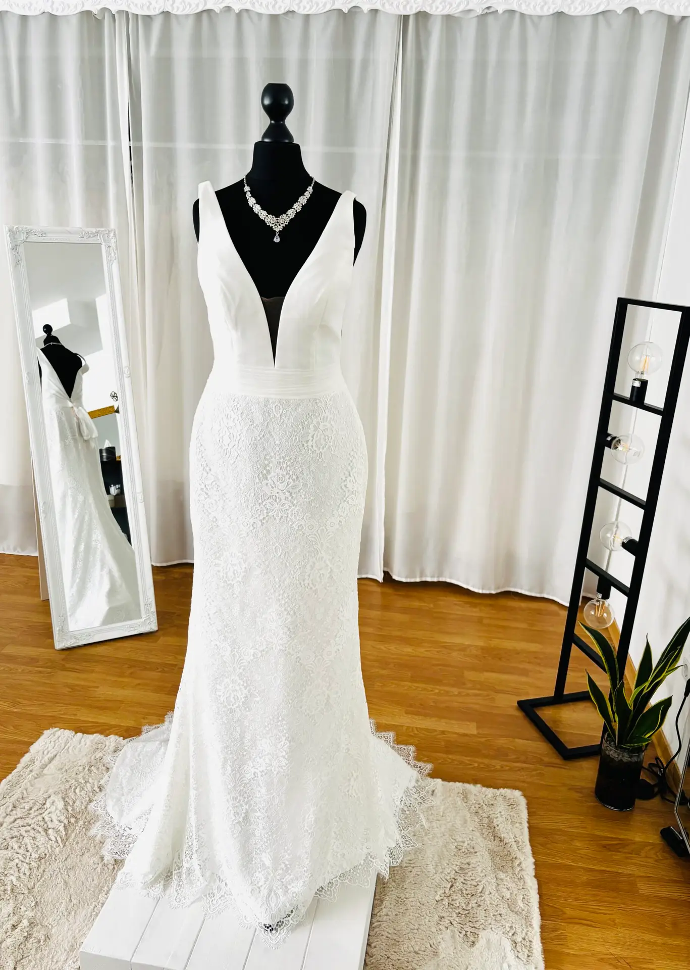 Figurbetontes Secondhand-Brautkleid aus Spitze mit tiefem Rückenausschnitt