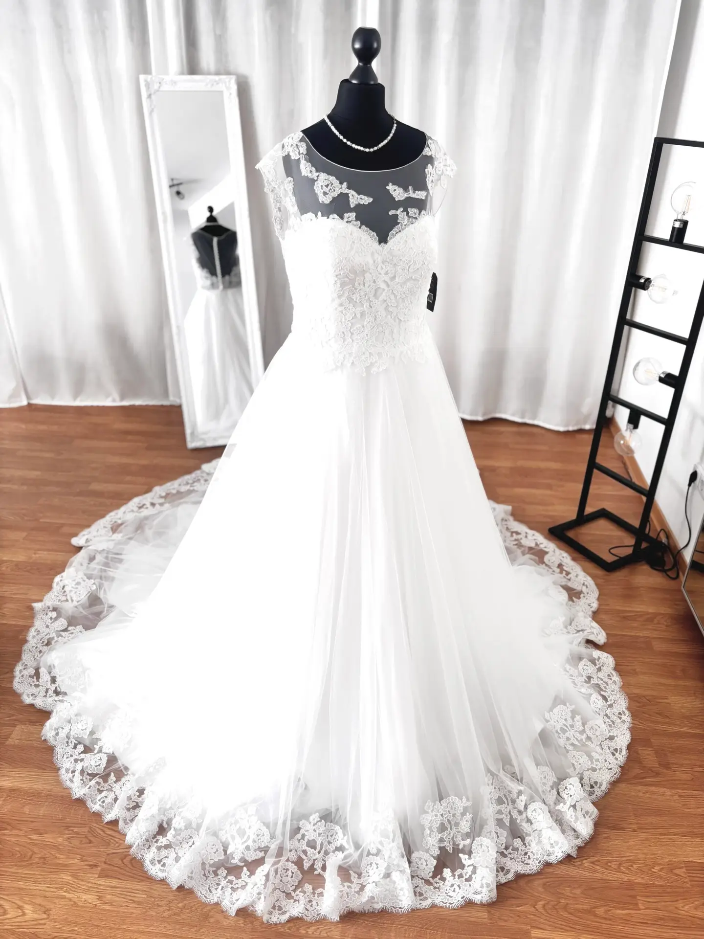Secondhand-Brautkleid im Prinzessinnenschnitt mit Spitzenschleppe